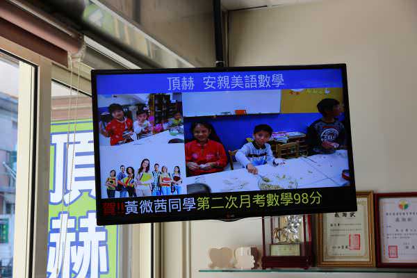 DDS广告机架设在知名补习班柜台后方，考试成绩不错学生可以上电视
