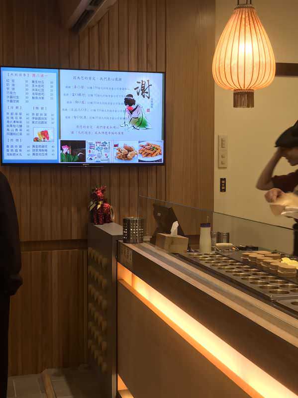 DDS广告机架设在知名店面墙上，方便客人查看菜单与最新活动