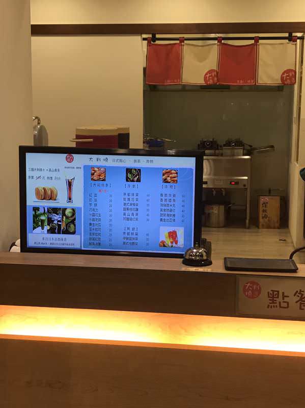 知名连锁复合式饮料店在柜台架设广告机连接荧幕，显示菜单给客户看，更新菜单不费力